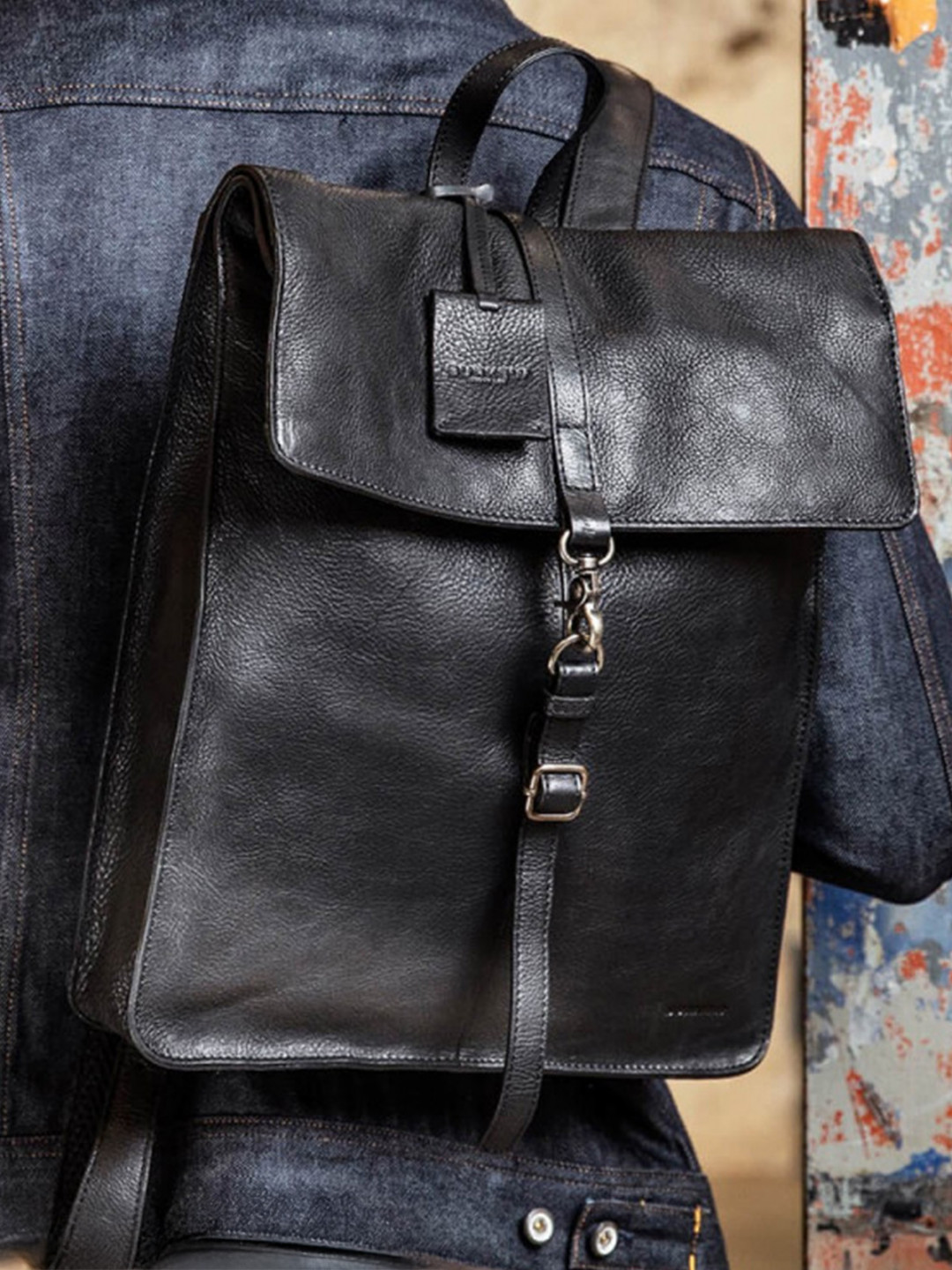 Trendy kožený batoh Burkely Alm – černá